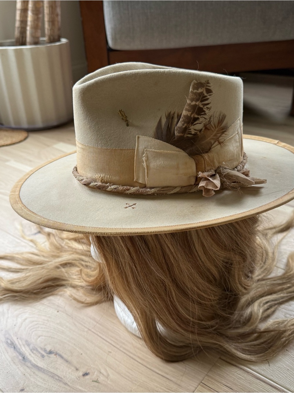 Teressa Foglia NWT Neutral Feather Trim Wide-Brim Women's Felt Hat